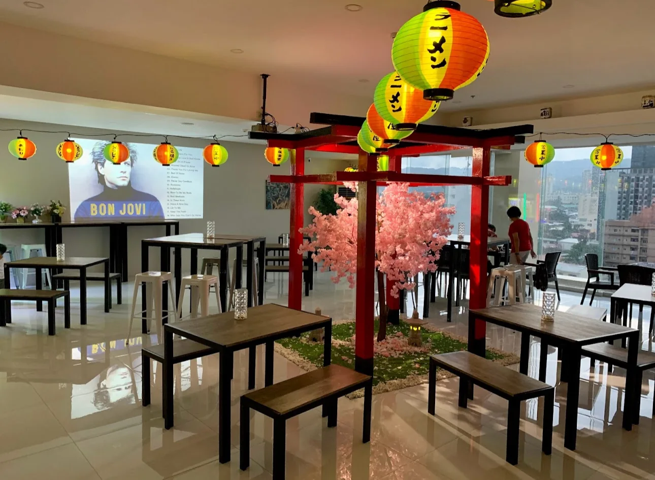 SOP 校內餐廳，日式燈籠與鳥居布置，落地窗可眺望宿霧市景，供應學員每日餐點